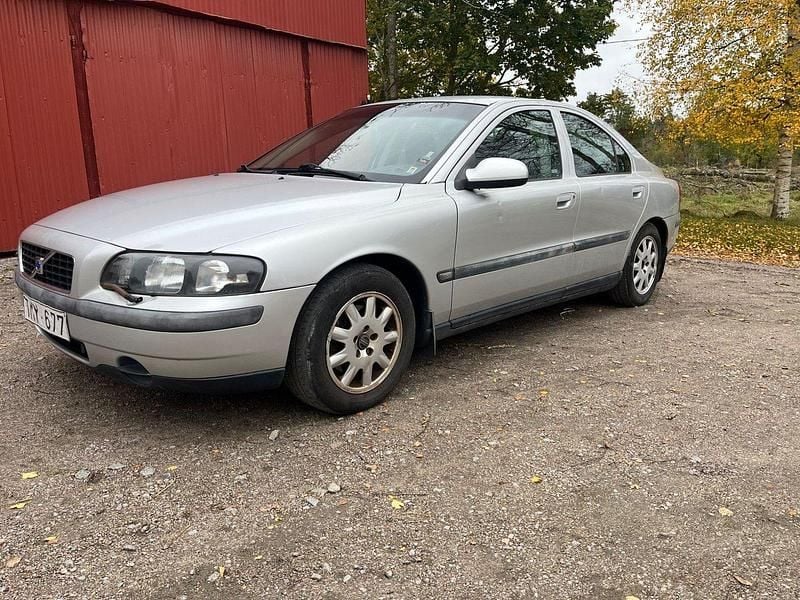 Ljusgrå (grå) Begagnad 2002 Volvo S60 Sedan | 14 900 kr (Bra pris) - Bild 1/4