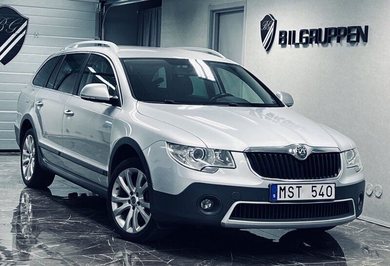 Silver Begagnad 2013 Skoda Superb Kombi | 99 000 kr (Marknadspris) - Bild 1/4