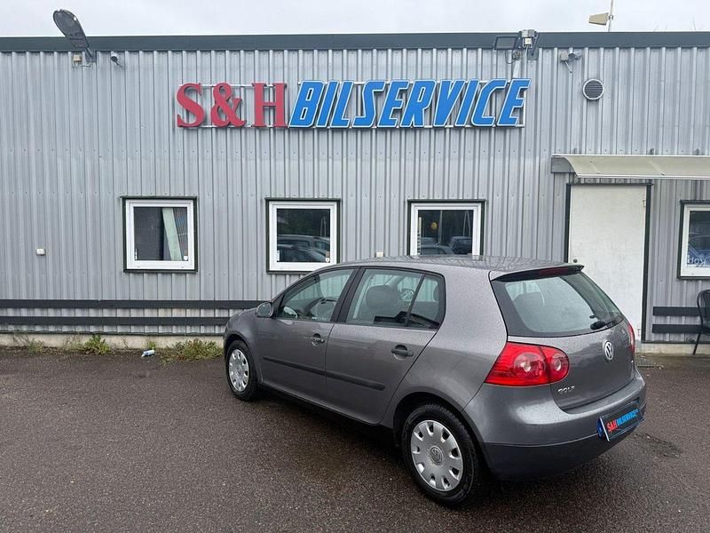 Mörkgrå Begagnad 2005 VW Golf IV Halvkombi | 27 900 kr (Marknadspris) - Bild 1/4