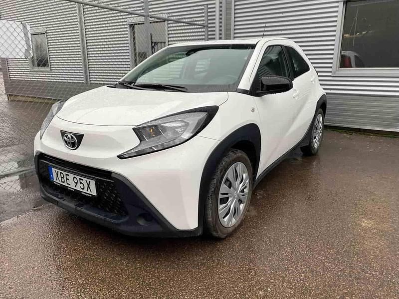Vit Begagnad 2022 Toyota Aygo X SUV | 159 900 kr (Marknadspris) - Bild 1/1