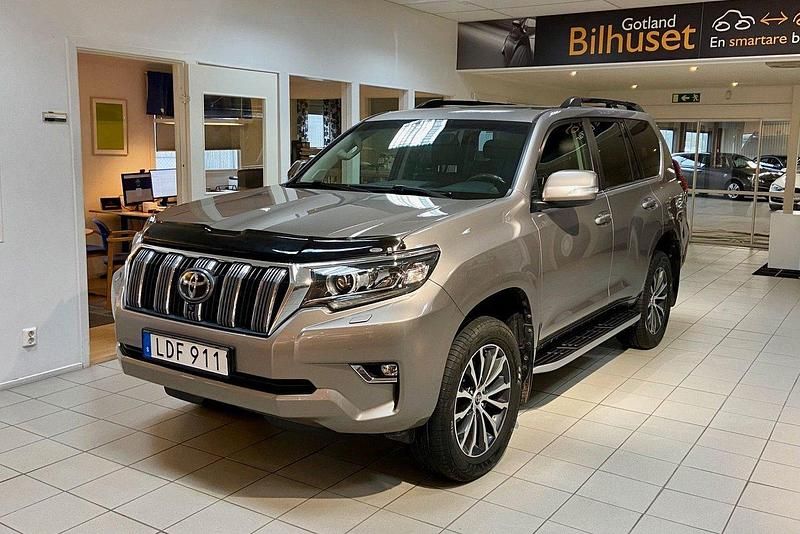 Brun Begagnad 2018 Toyota Land Cruiser Premium SUV | 569 800 kr (Marknadspris) - Bild 1/3