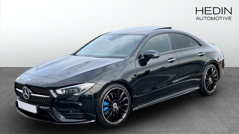 Svart (black) Begagnad 2020 Mercedes CLA250 Sedan | 359 700 kr (Dyr) - Bild 1/4