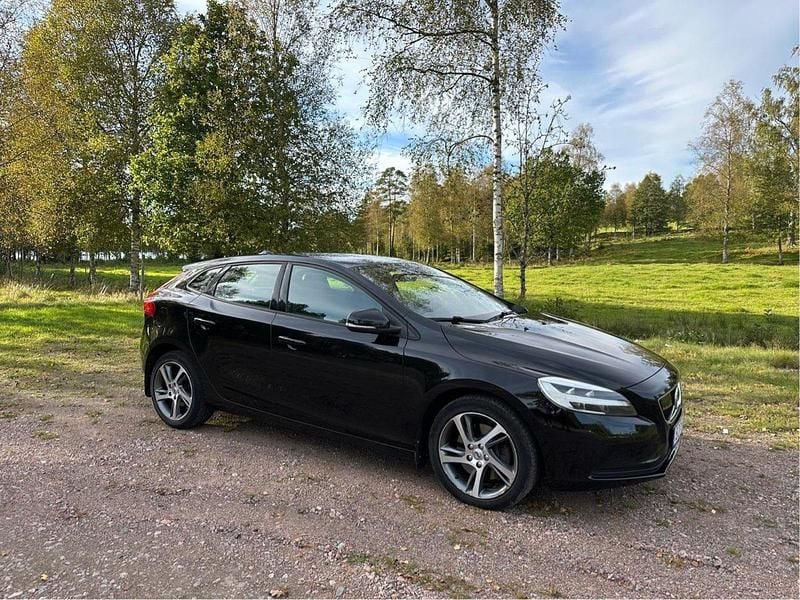 Svart Begagnad 2017 Volvo V40 Business Edition Kombi | 160 000 kr (Marknadspris) - Bild 1/4