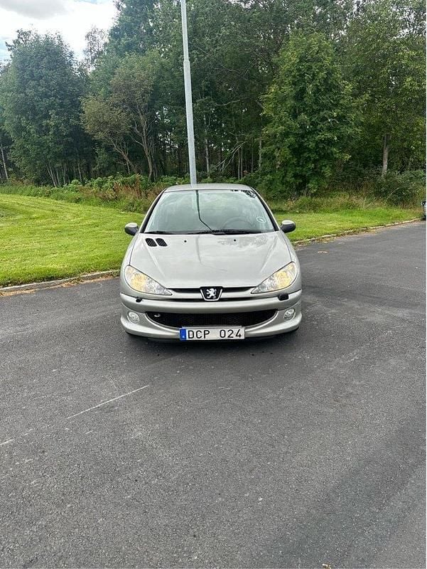 Grå Begagnad 2007 Peugeot 206 Halvkombi | 17 000 kr (Bra pris) - Bild 1/4