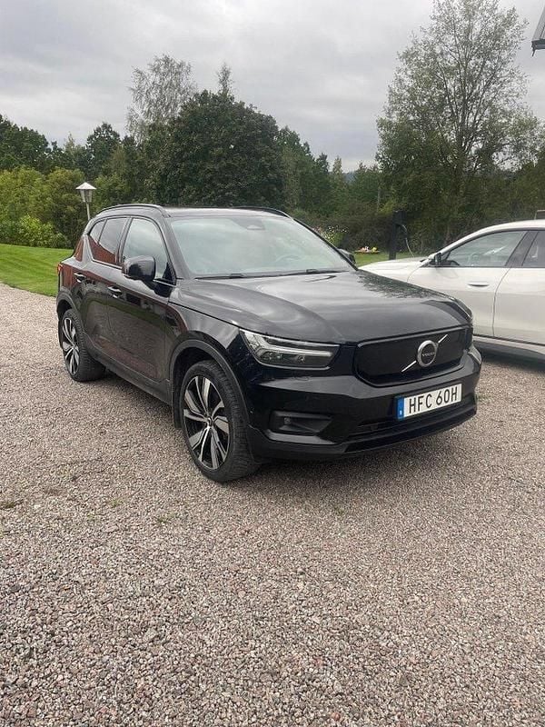 Svart Begagnad 2022 Volvo XC40 SUV | 288 000 kr - Bild 1/4