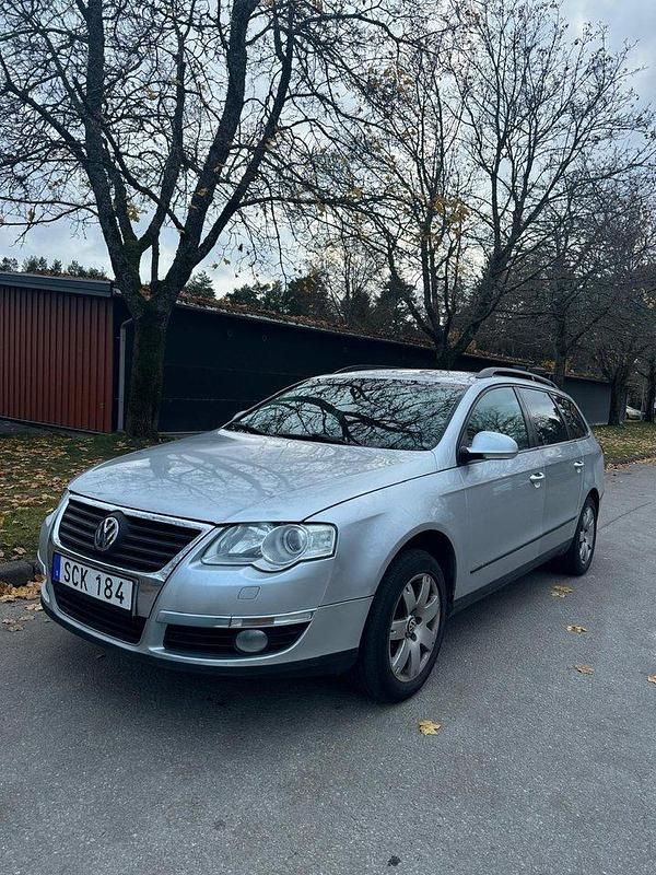 Grå Begagnad 2010 VW Passat Kombi | 27 500 kr (Marknadspris) - Bild 1/4