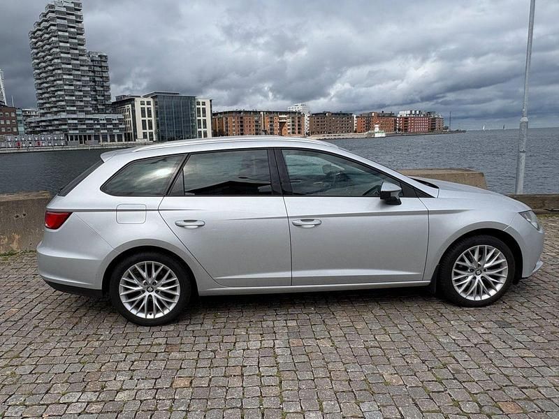 Silver Begagnad 2015 Seat Leon ST Style Kombi | 58 800 kr (Marknadspris) - Bild 1/4