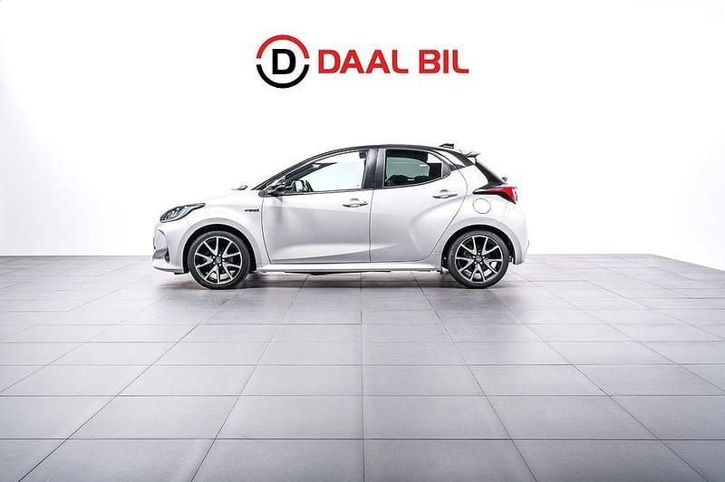 Vit Begagnad 2021 Toyota Yaris Hybrid Style Halvkombi | 199 700 kr (Marknadspris) - Bild 1/4
