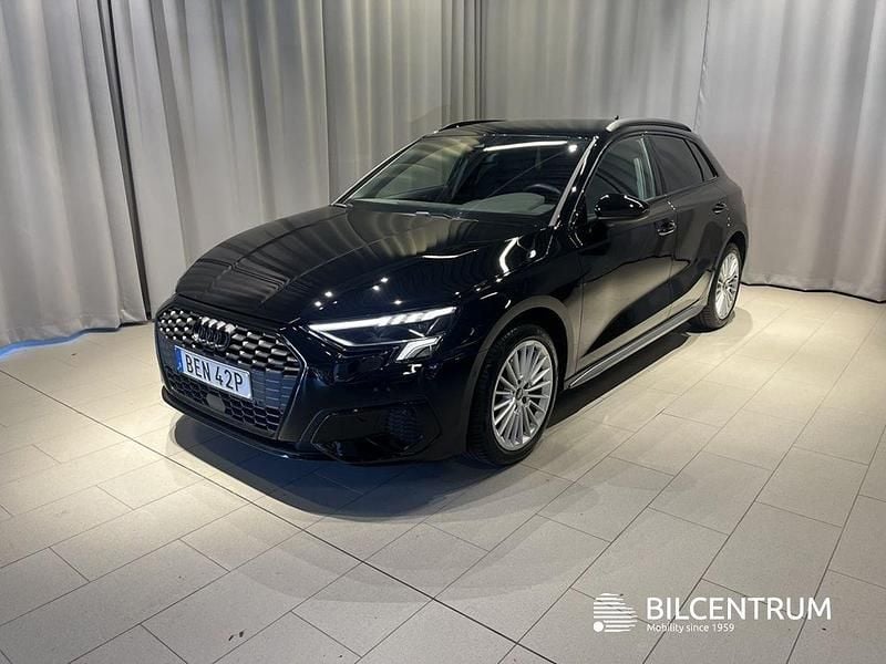 Svart Begagnad 2022 Audi A3 Sportback Advanced Plus Halvkombi | 234 900 kr (Marknadspris) - Bild 1/4