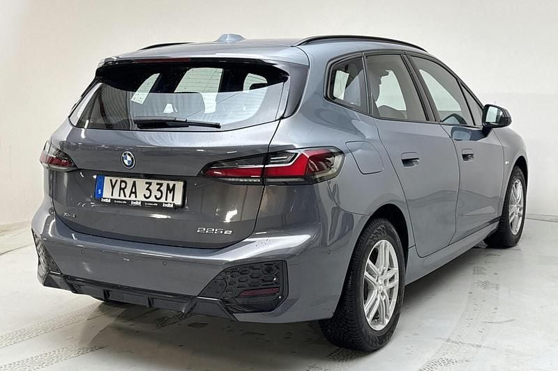 Begagnad BMW 225 Active Tourer M Sport 245 HK (180 kW) 2024 Grå Minibuss