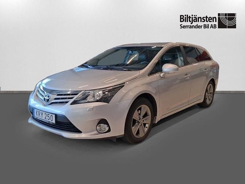 Silver Begagnad 2015 Toyota Avensis Multidrive S Kombi | 155 900 kr (Marknadspris) - Bild 1/4