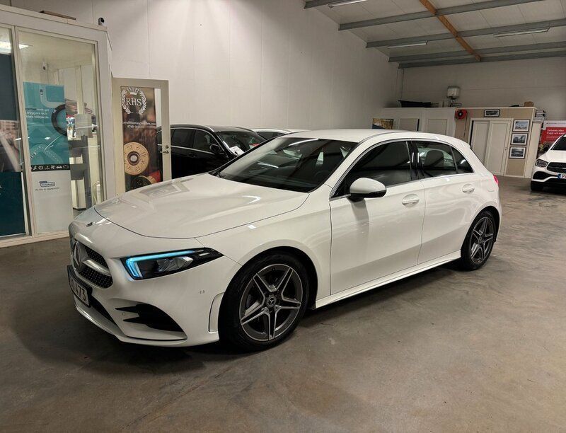 Vit Begagnad 2022 Mercedes A200 AMG Halvkombi | 309 900 kr (Lite dyr) - Bild 1/4