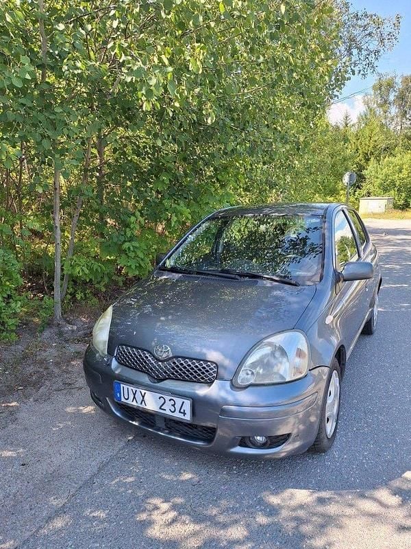 Blå Begagnad 2004 Toyota Yaris Halvkombi | 35 000 kr (Lite dyr) - Bild 1/4