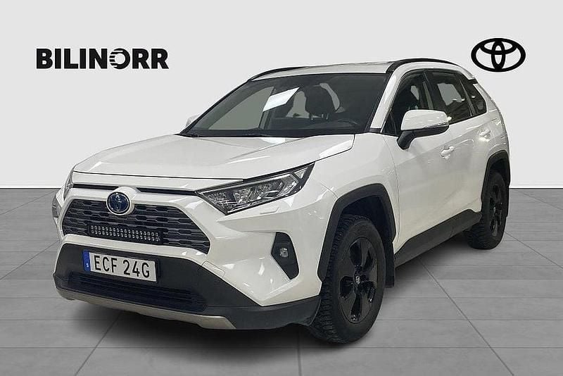 Vit Begagnad 2023 Toyota RAV4 Hybrid Active SUV | 349 900 kr (Marknadspris) - Bild 1/3