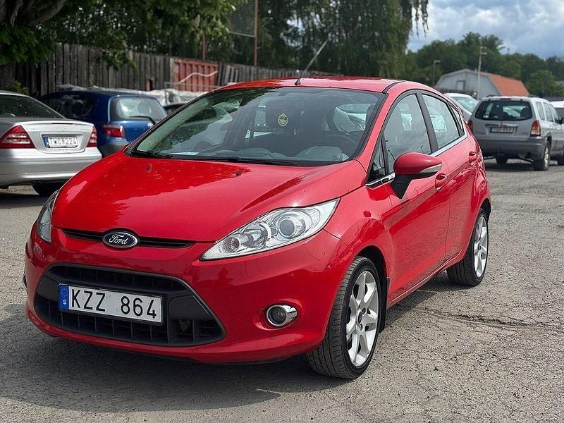 Röd Begagnad 2010 Ford Fiesta Titanium Halvkombi | 48 500 kr (Marknadspris) - Bild 1/4