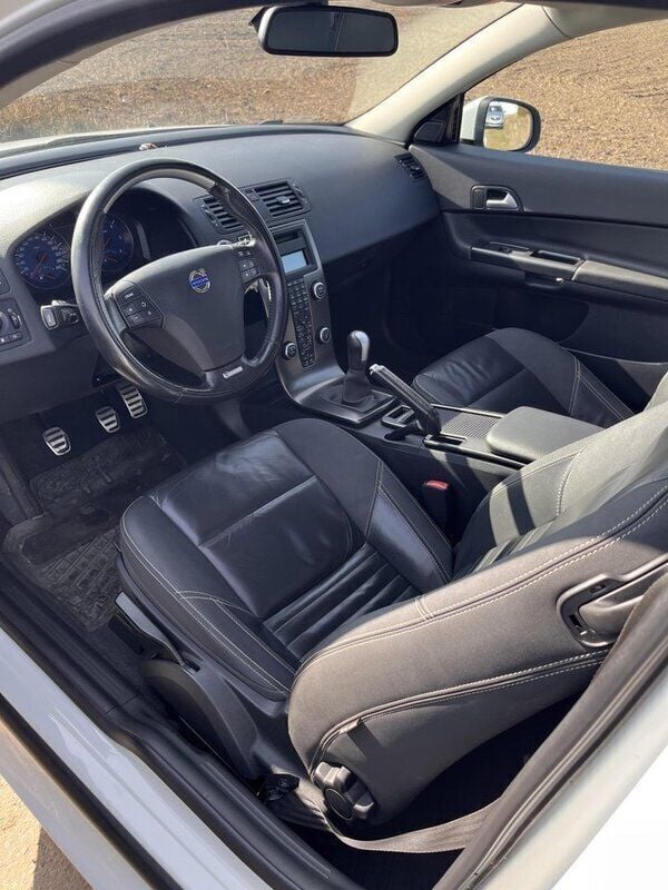 Vit Begagnad 2011 Volvo C30 R-Design Halvkombi | 69 000 kr (Marknadspris) - Bild 1/4