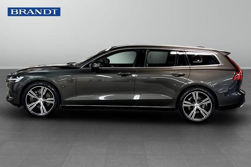 Begagnad Volvo V60 Inscription 344 HK (253 kW) 2022 Grå Kombi