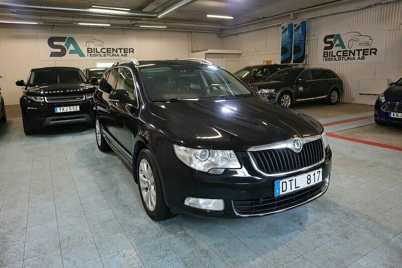 Svart Begagnad 2012 Skoda Superb Kombi | 84 900 kr (Marknadspris) - Bild 1/4