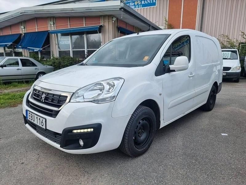 Vit Begagnad 2018 Peugeot Partner Minibuss | 114 900 kr (Marknadspris) - Bild 1/4