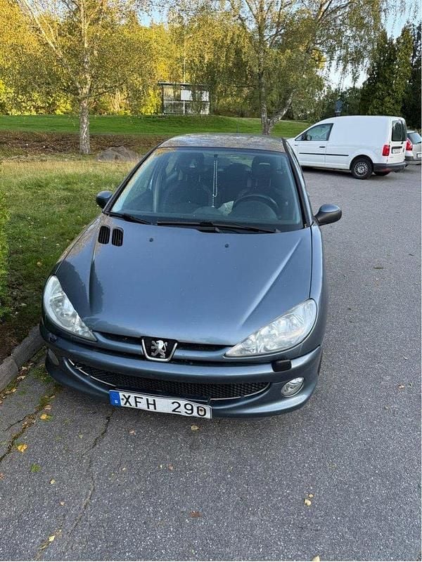Grå Begagnad 2006 Peugeot 206 Halvkombi | 8 900 kr (Superpris) - Bild 1/3