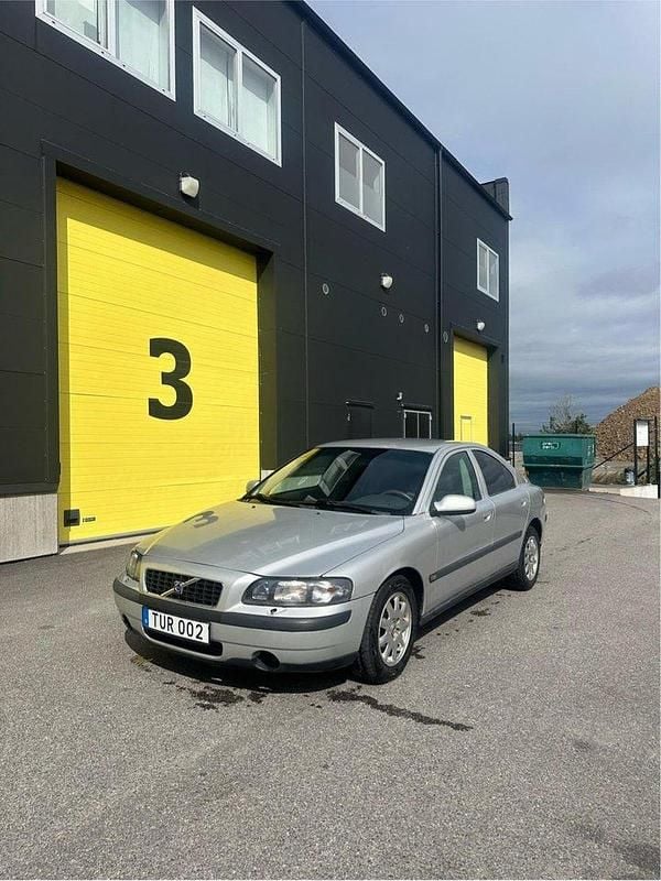 Grå Begagnad 2003 Volvo S60 Sedan | 32 000 kr (Marknadspris) - Bild 1/4