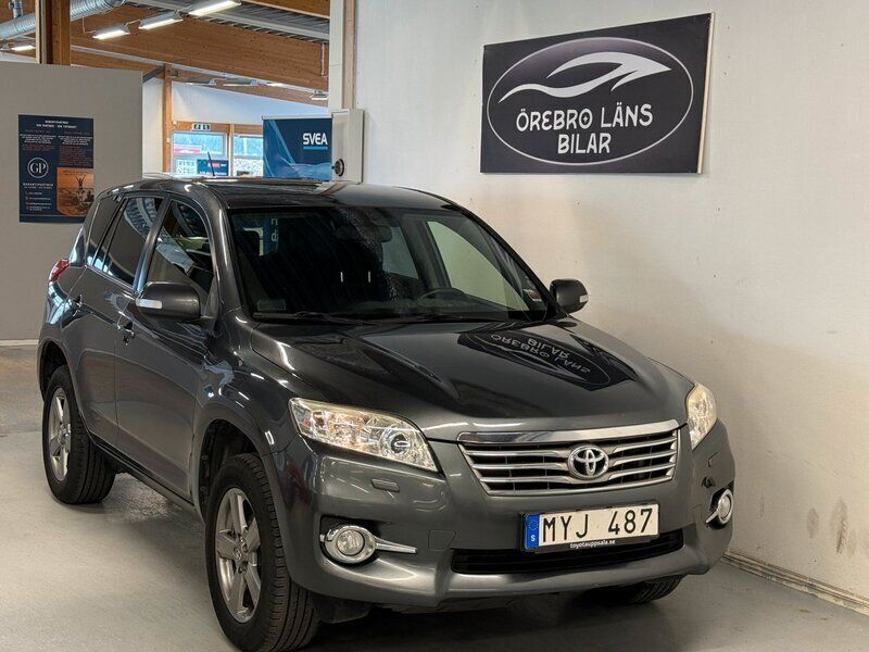 Mörkgrå (grå) Begagnad 2012 Toyota RAV4 SUV | 109 900 kr (Superpris) - Bild 1/4