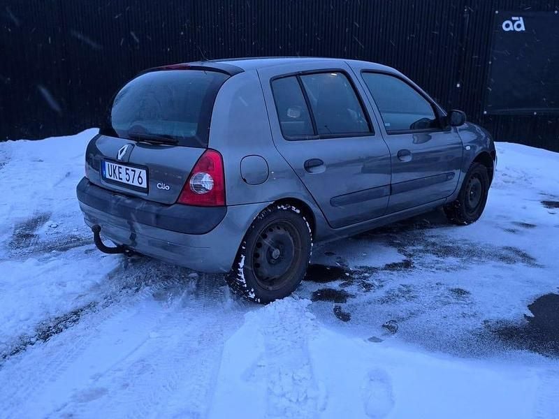 Begagnad Renault Clio II Expression 75 HK (55 kW) 2003 Grå Halvkombi