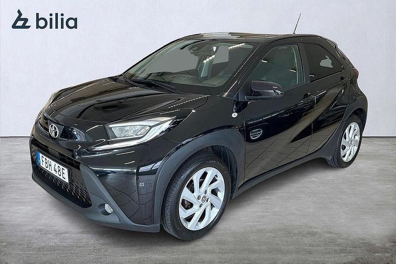 Svart Begagnad 2022 Toyota Aygo Comfort Halvkombi | 164 900 kr (Marknadspris) - Bild 1/4
