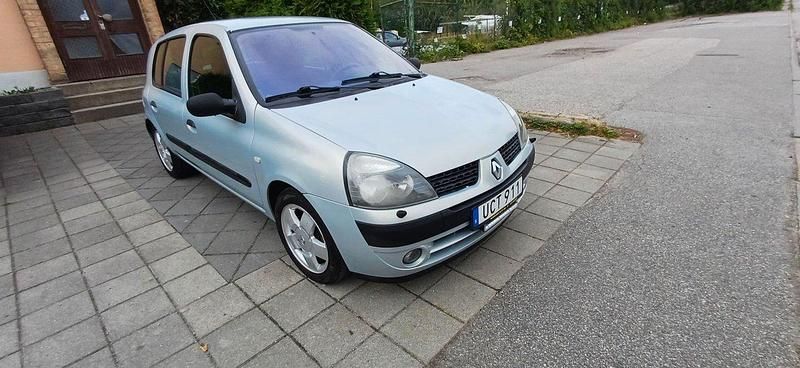 Ljusgrå (grå) Begagnad 2003 Renault Clio II Expression Halvkombi | 24 000 kr (Marknadspris) - Bild 1/4