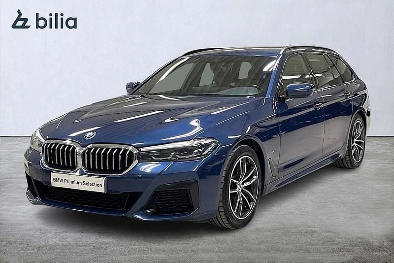 Phytonic blue metallic Begagnad 2021 BMW 520 M Sport Kombi | 334 900 kr (Bra pris) - Bild 1/4