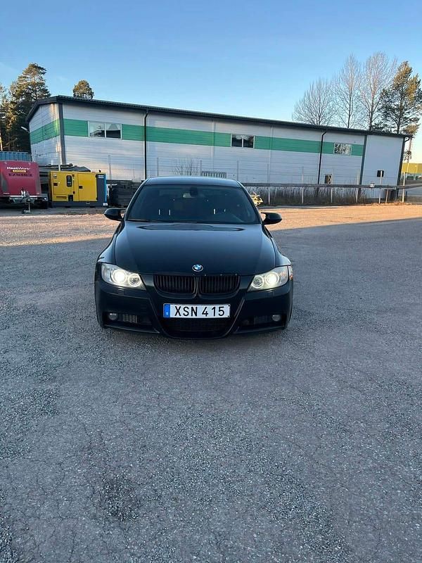 Begagnad BMW 325 Comfort Edition 218 HK (160 kW) 2006 Svart metallic Kombi