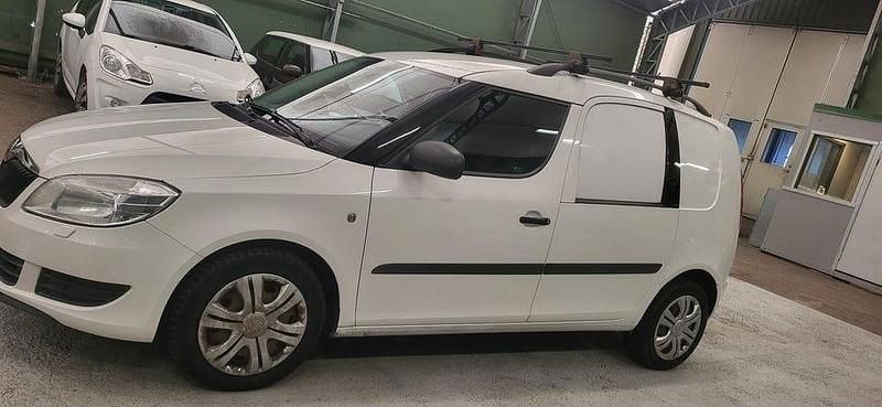 Begagnad Skoda Roomster 75 HK (55 kW) 2013 Vit Minibuss