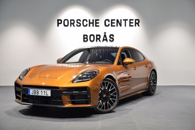 Orange Begagnad 2024 Porsche Panamera 4 Sedan | 1 599 000 kr (Marknadspris) - Bild 1/4