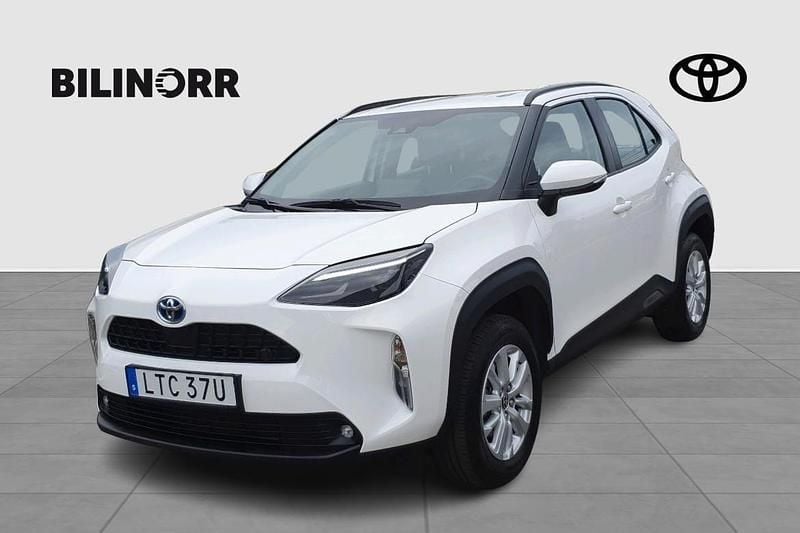 Vit Begagnad 2023 Toyota Yaris Hybrid Active SUV | 269 900 kr (Marknadspris) - Bild 1/4
