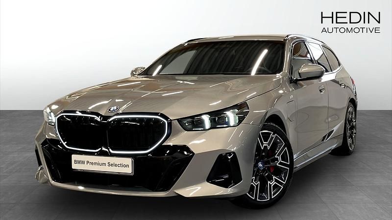 Grå (grey) Begagnad 2025 BMW 530e M Sport Kombi | 648 700 kr (Bra pris) - Bild 1/4