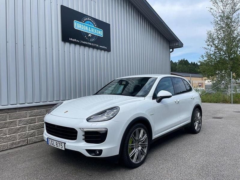 Vit (vitmetallic) Begagnad 2016 Porsche Cayenne S E-Hybrid SUV | 379 900 kr (Lite dyr) - Bild 1/4