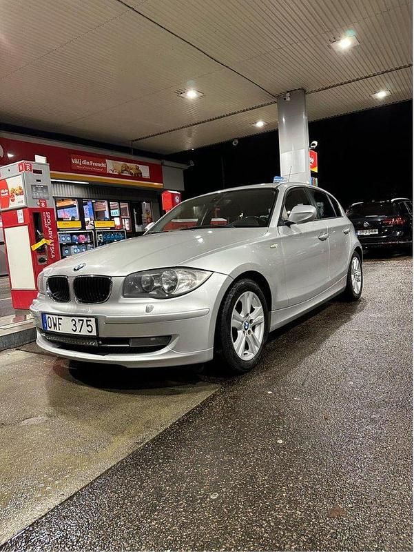 Grå Begagnad 2010 BMW 118 Advantage Halvkombi | 54 900 kr (Marknadspris) - Bild 1/1
