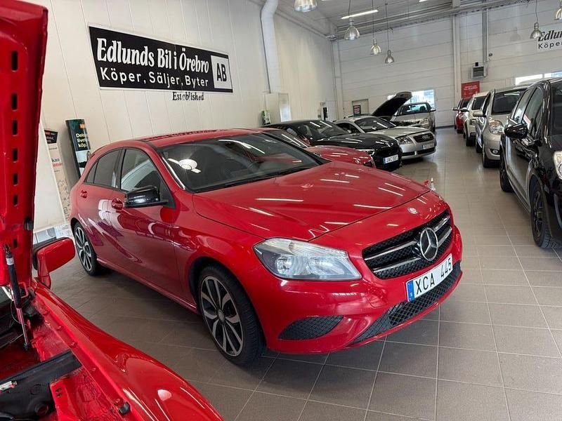 Röd Begagnad 2013 Mercedes A200 Urban Halvkombi | 129 800 kr (Marknadspris) - Bild 1/4