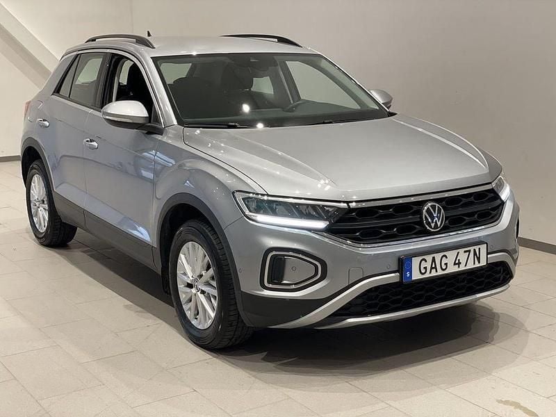 Silver (pyrit silver metallic) Begagnad 2024 VW T-Roc Life SUV | 309 900 kr (Marknadspris) - Bild 1/4