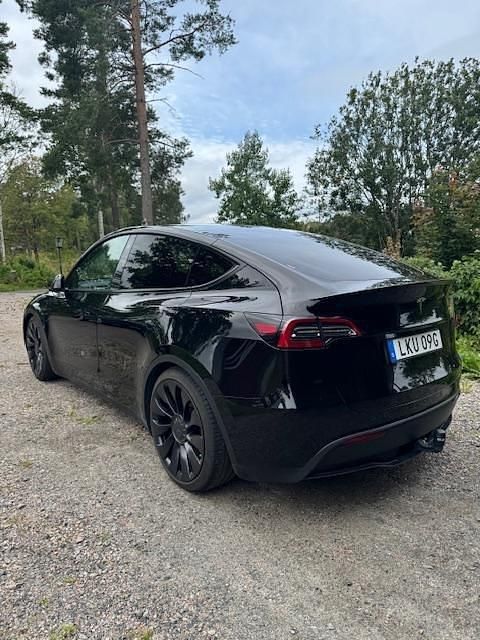 Svart Begagnad 2022 Tesla Model Y Performance SUV | 400 000 kr - Bild 1/4