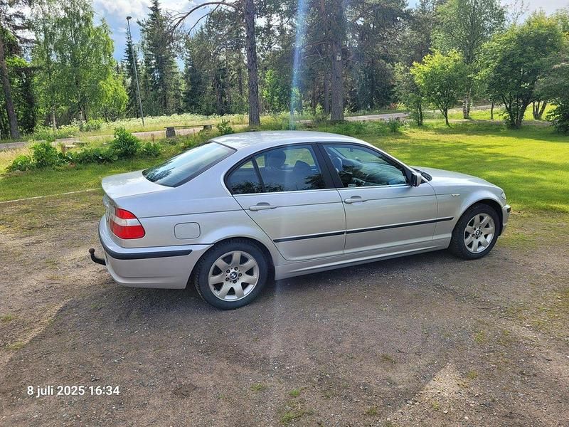 Grå Begagnad 2002 BMW 325 Sedan | 36 000 kr - Bild 1/3