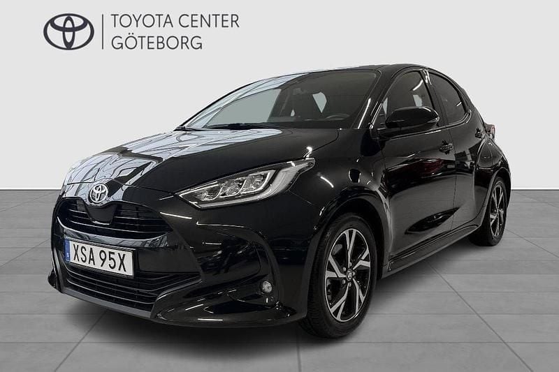 Svart Begagnad 2024 Toyota Yaris Hybrid Active Halvkombi | 259 900 kr (Lite dyr) - Bild 1/3