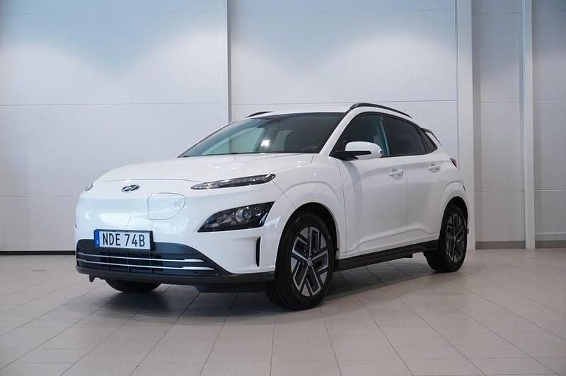 Vit Begagnad 2021 Hyundai Kona Pure SUV | 169 800 kr (Marknadspris) - Bild 1/4