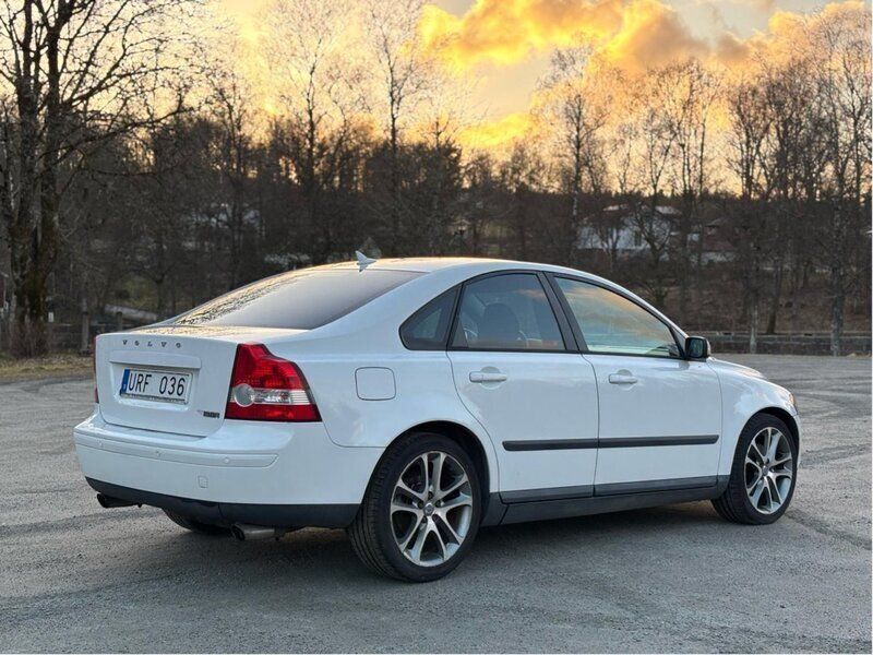 Vit Begagnad 2004 Volvo S40 Sedan | 26 500 kr (Marknadspris) - Bild 1/4