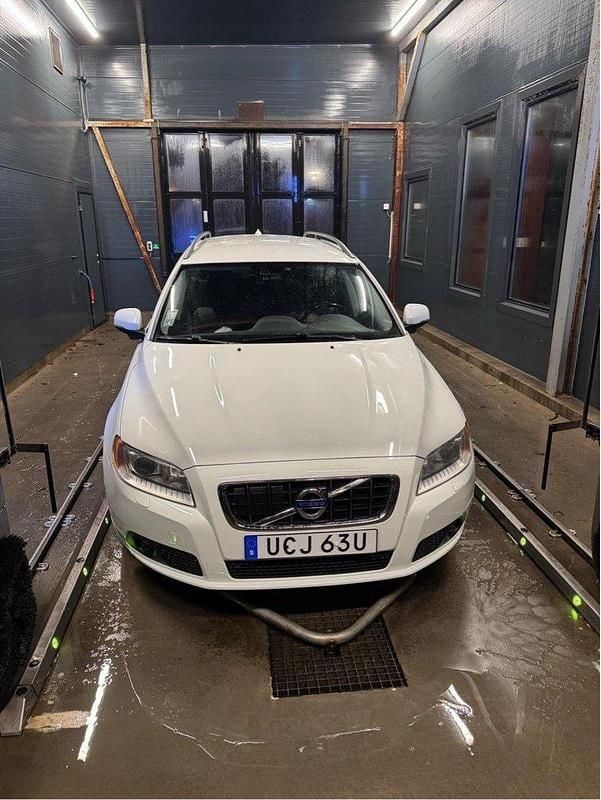 Vit Begagnad 2012 Volvo V70 Momentum Kombi | 84 995 kr (Marknadspris) - Bild 1/4