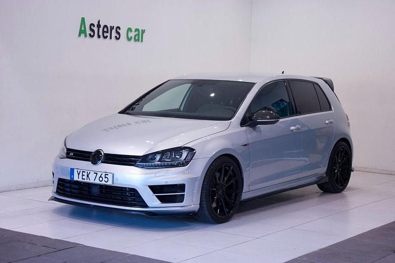Silver Begagnad 2016 VW Golf VII R Halvkombi | 250 000 kr (Marknadspris) - Bild 1/4