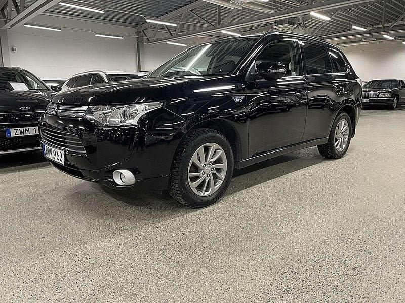 Svart Begagnad 2014 Mitsubishi Outlander P-HEV SUV | 119 000 kr (Lite dyr) - Bild 1/4