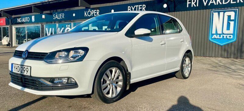 Vit Begagnad 2017 VW Polo Halvkombi | 129 900 kr (Marknadspris) - Bild 1/4