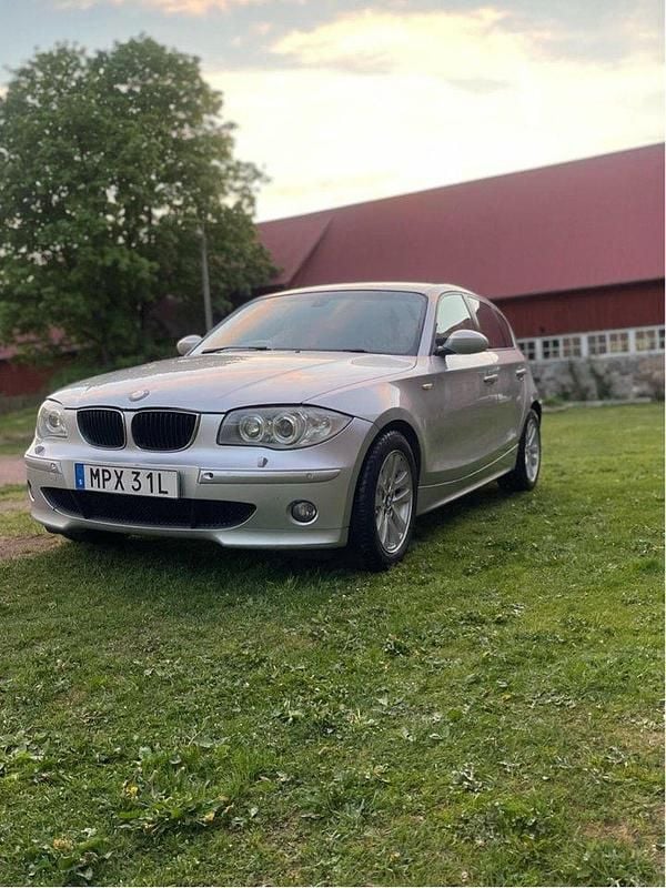 Grå Begagnad 2005 BMW 120 Halvkombi | 14 500 kr (Superpris) - Bild 1/4