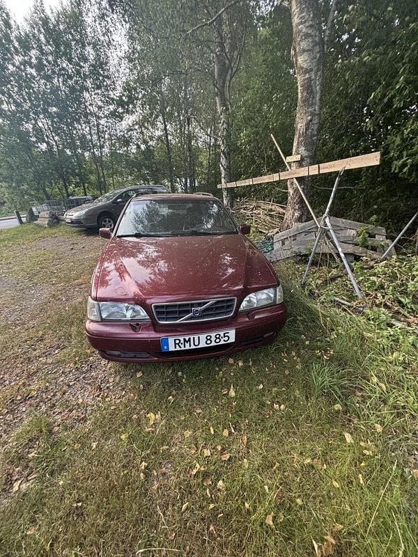 Röd Begagnad 2000 Volvo V70 Standard Kombi | 17 000 kr (Marknadspris) - Bild 1/4